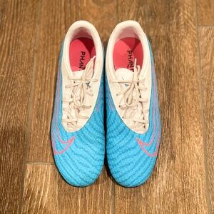 Nike Phantom GX indoor/turf soccer shoes - Size 7.5